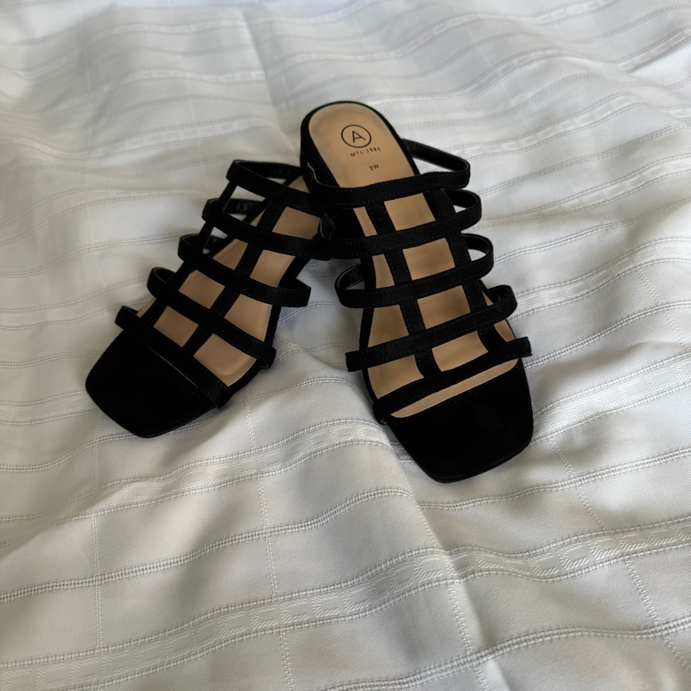 A MTL 1980 Black Strappy Sandals 9W Quiet Luxury Minimalist Coastal Chic